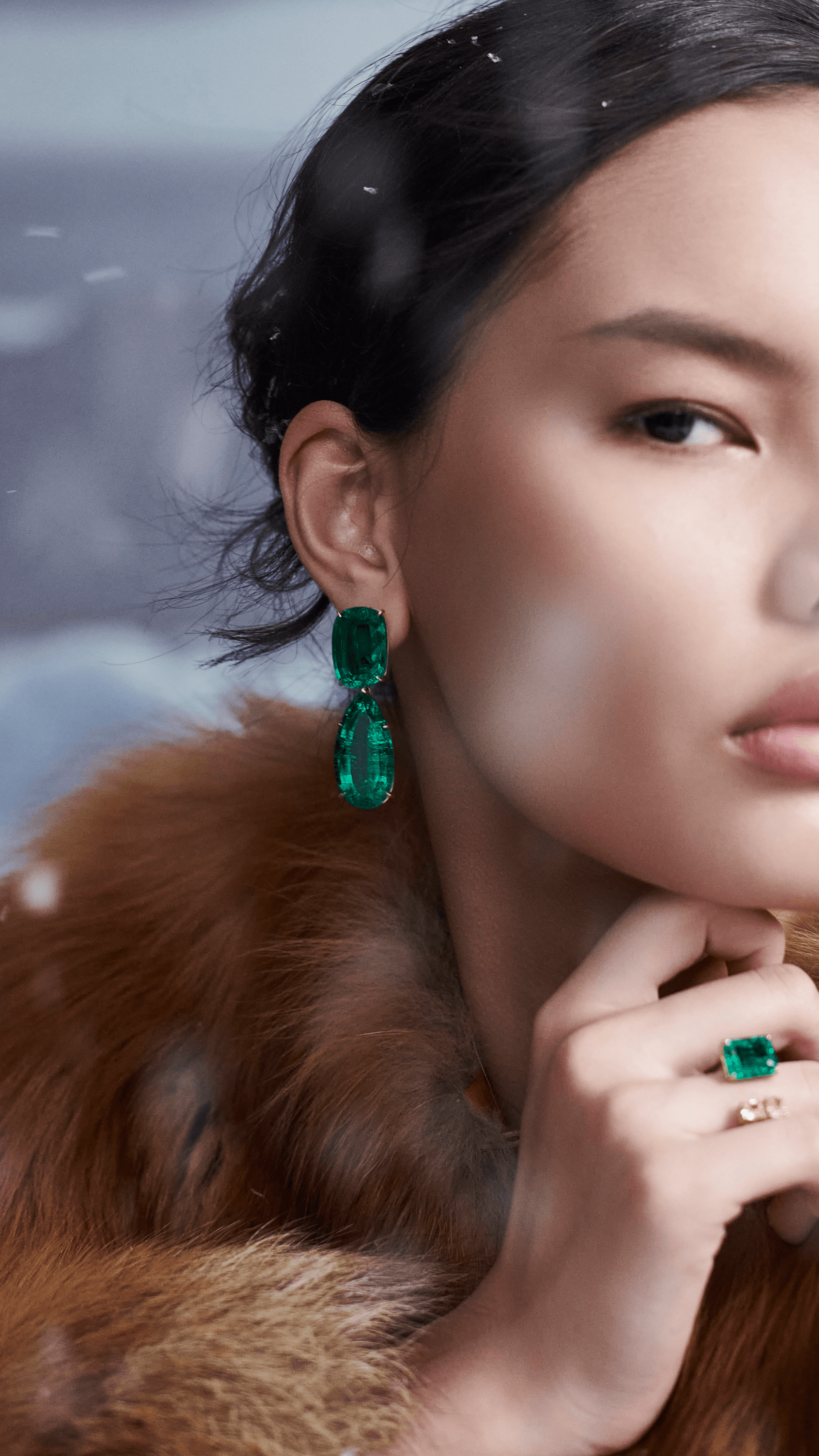 "GREEN BURST" EMERALD EARRINGS / 93.690 CTW
 18K Yellow Gold