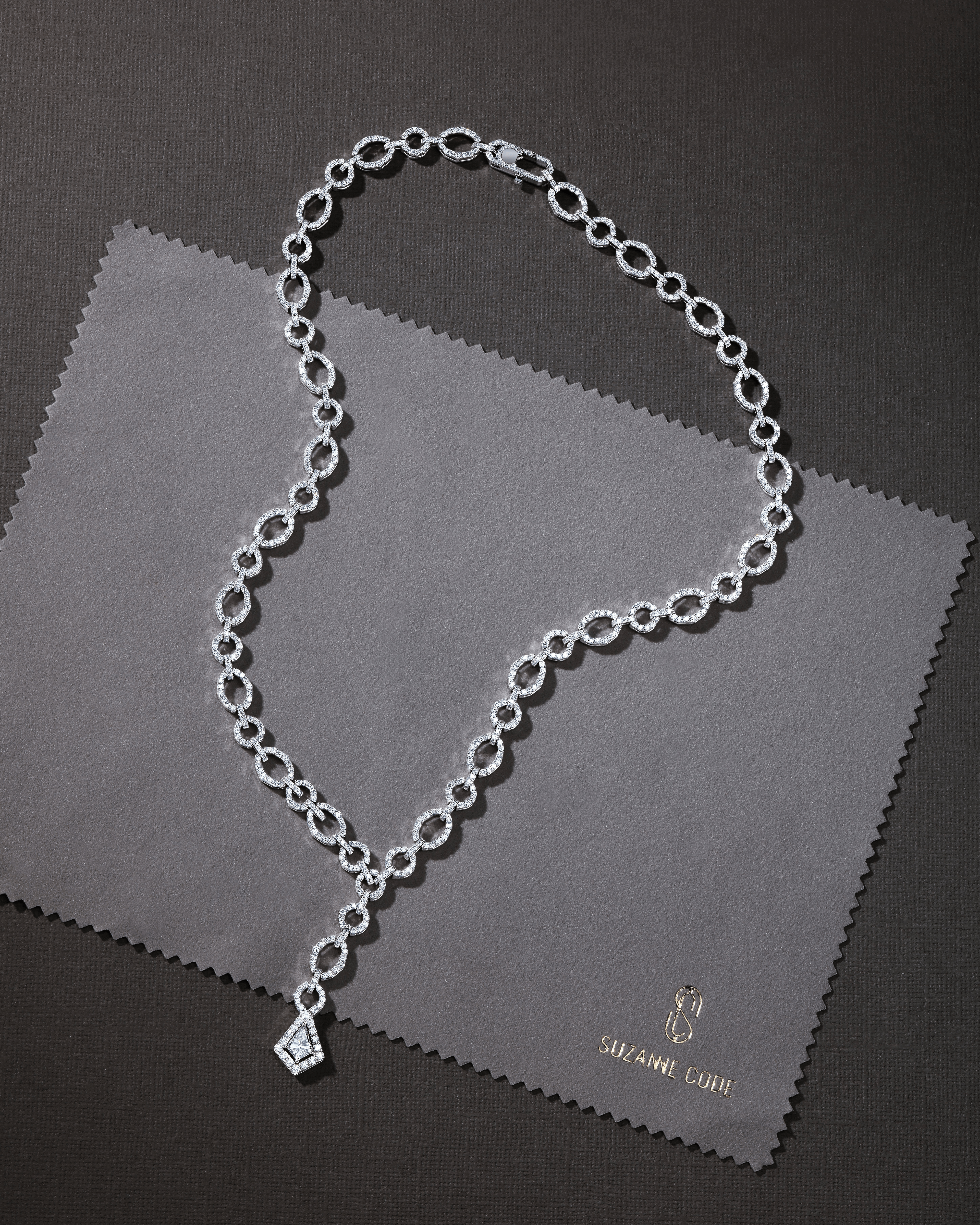 "SPACE PATTERN" DIAMOND NECKLACE / 7.85 CTW
18K White Gold