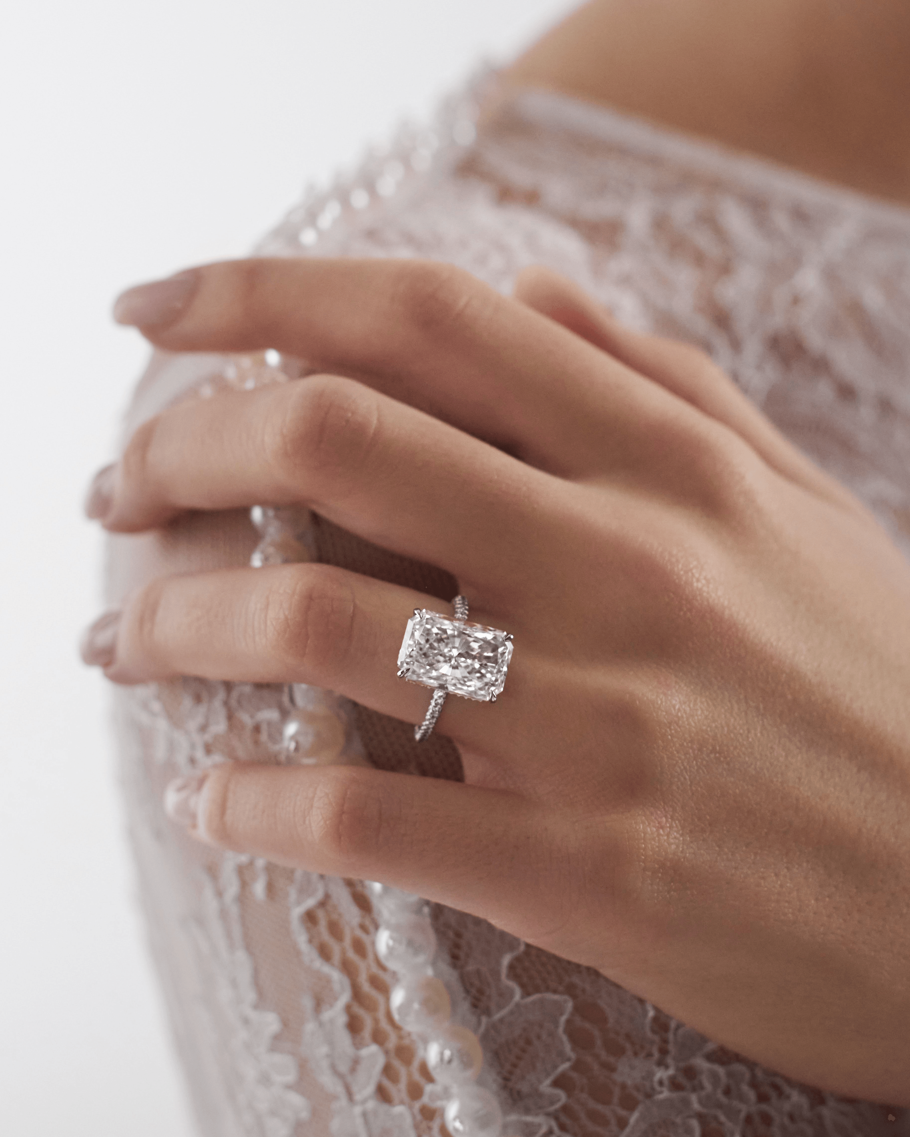 SOLITAIRE ENGAGMENT RING-PAVE SINGLE BAND
 Radiant 18k White Gold 