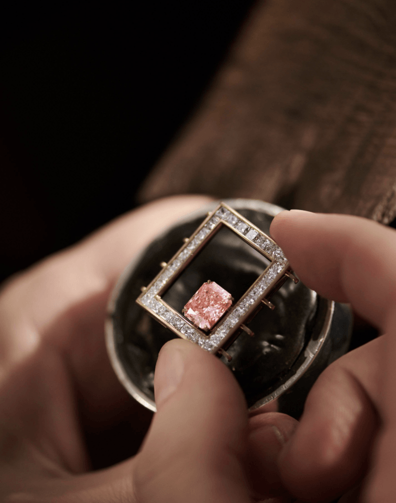 When creating beautiful collections, our thinking goes with the highest quality diamonds