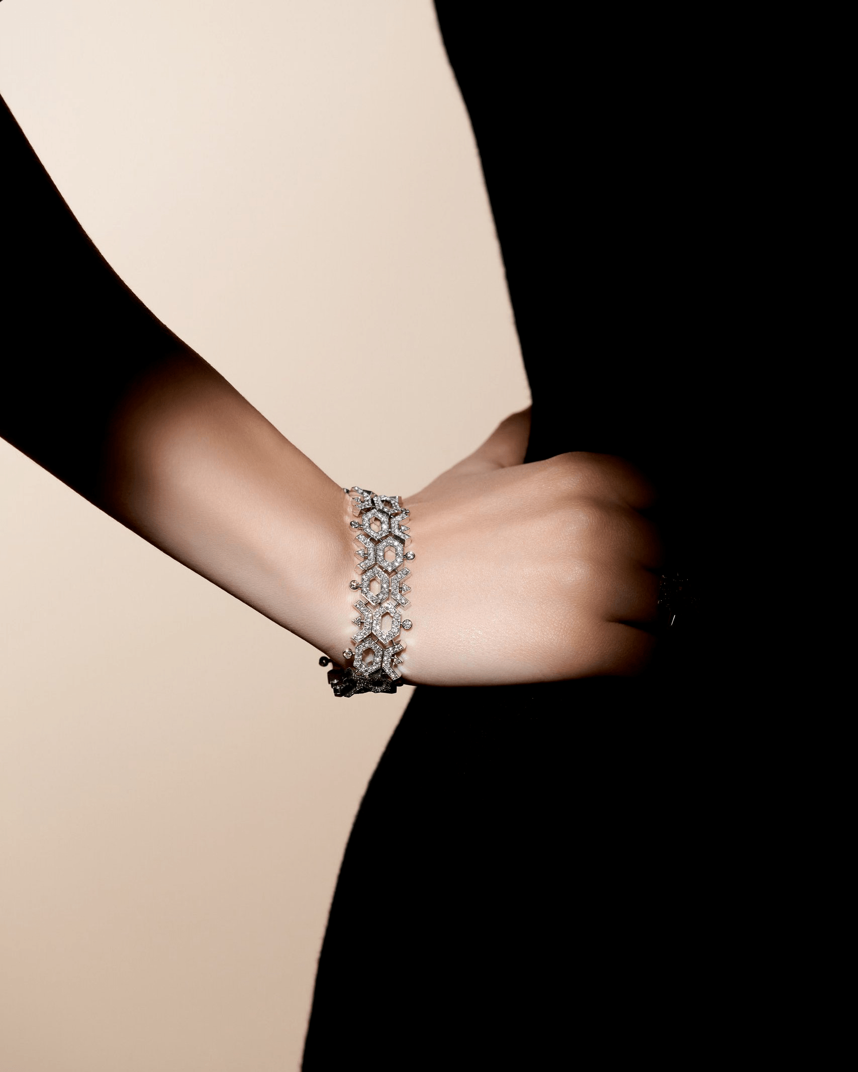 "SPACE PATTERN" DIAMOND BRACELET / 10.55 CTW
18K White Gold