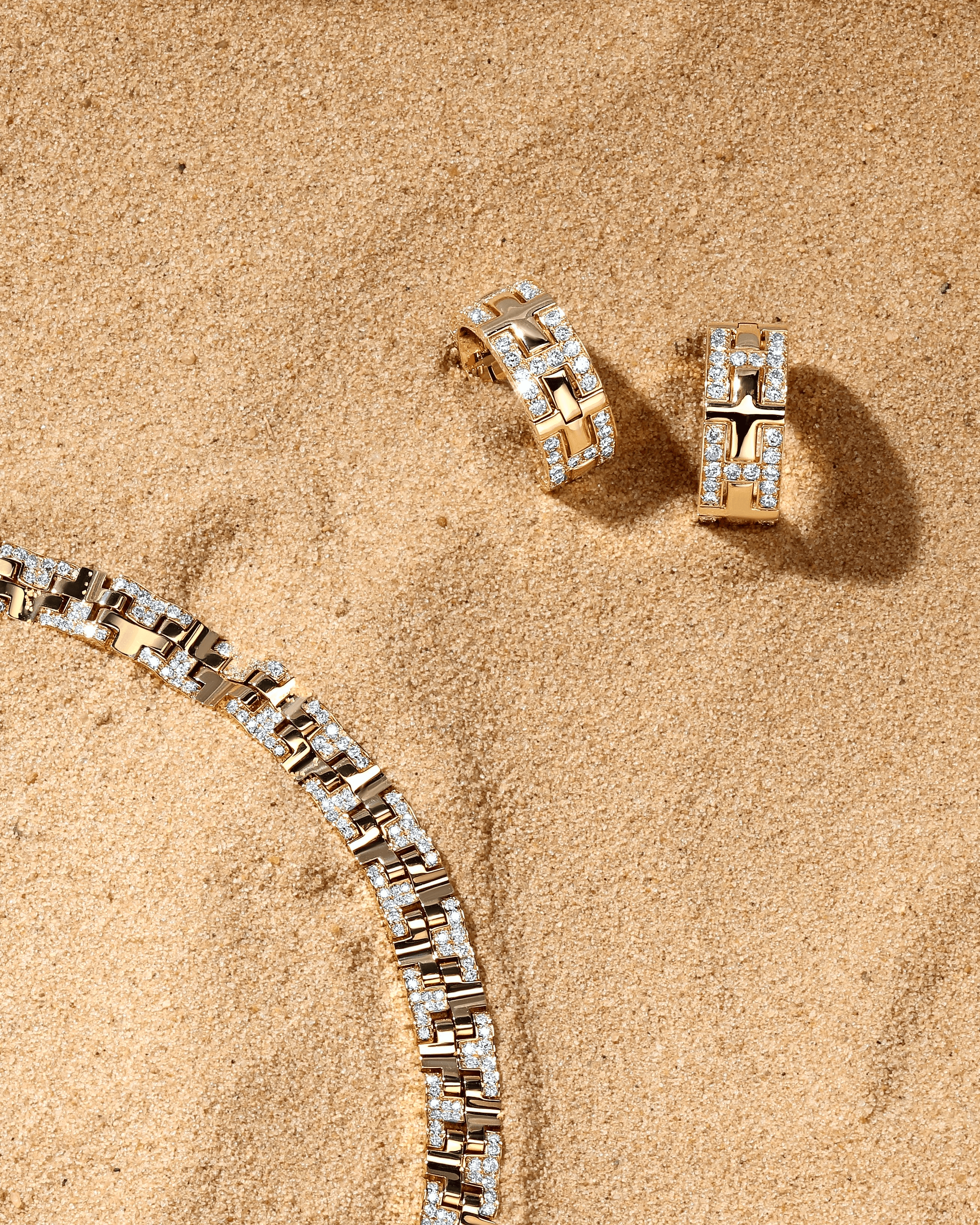 "TTAURI" DIAMOND EARRINGS / 2.245 CTW
18K Yellow Gold