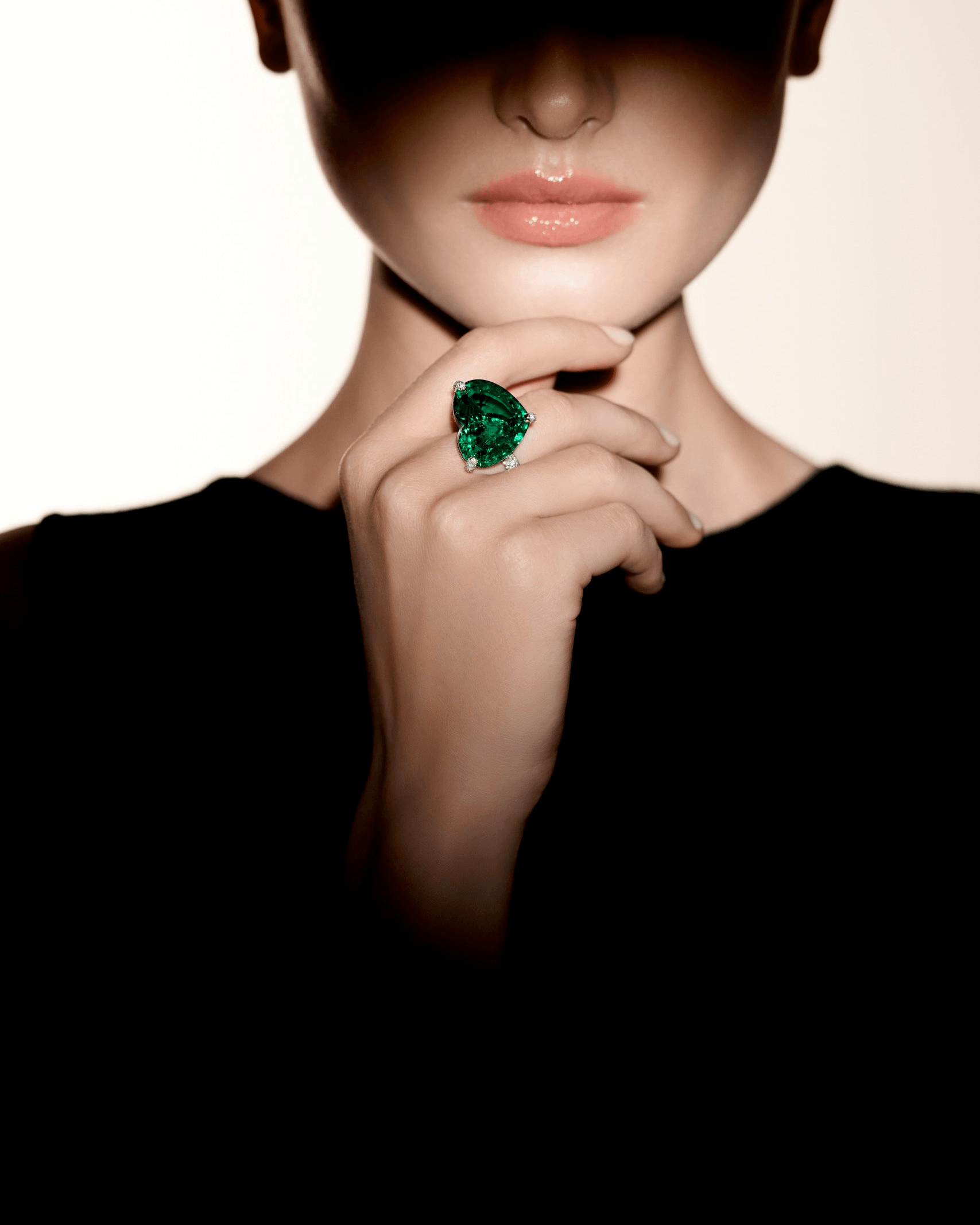 "HEART CONSTELLATION" EMERALD RING / 29.626 CTW
18K White Gold