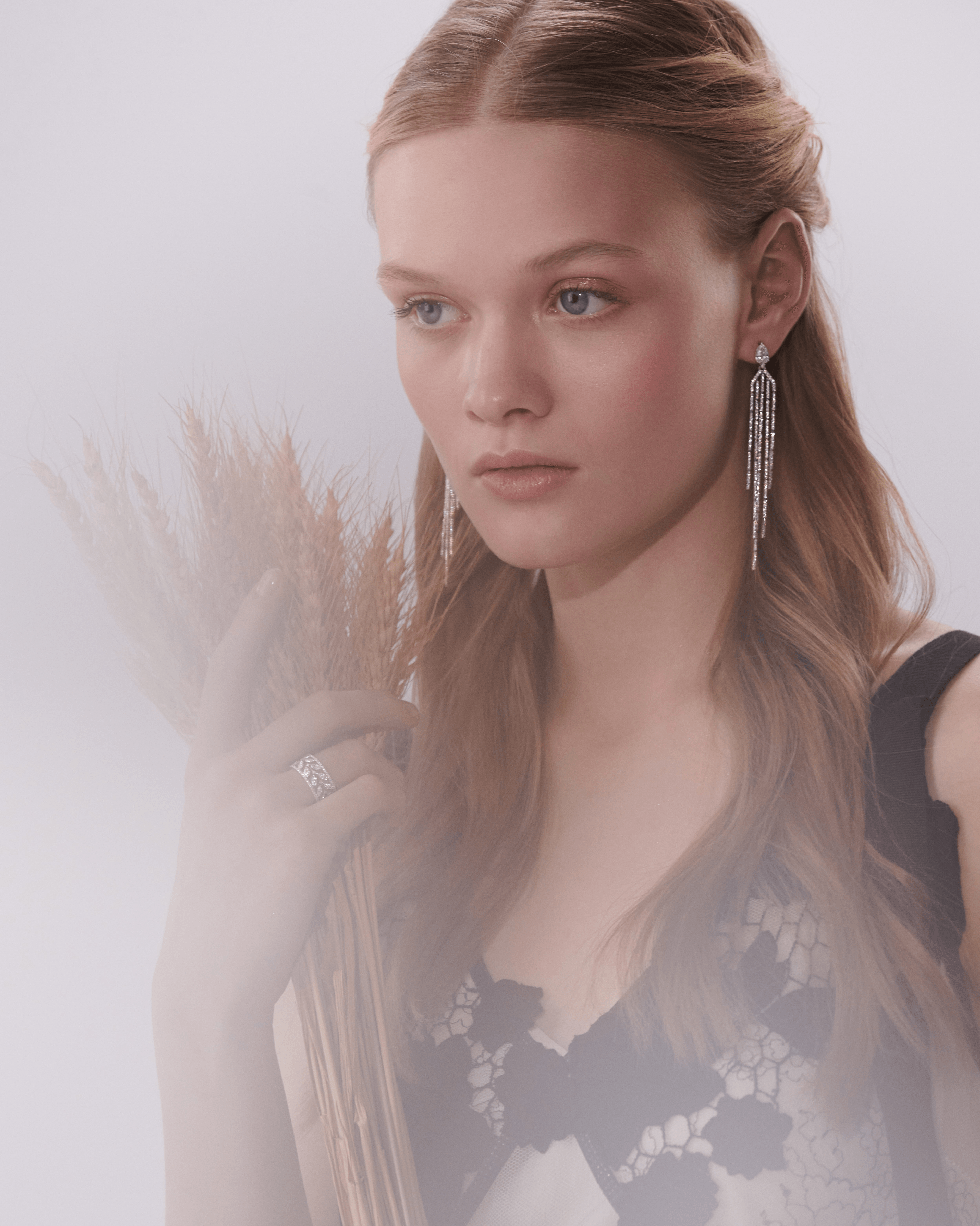 "THE EAR OF WEAT" DIAMOND RING / 3.01 CTW
18K White Gold