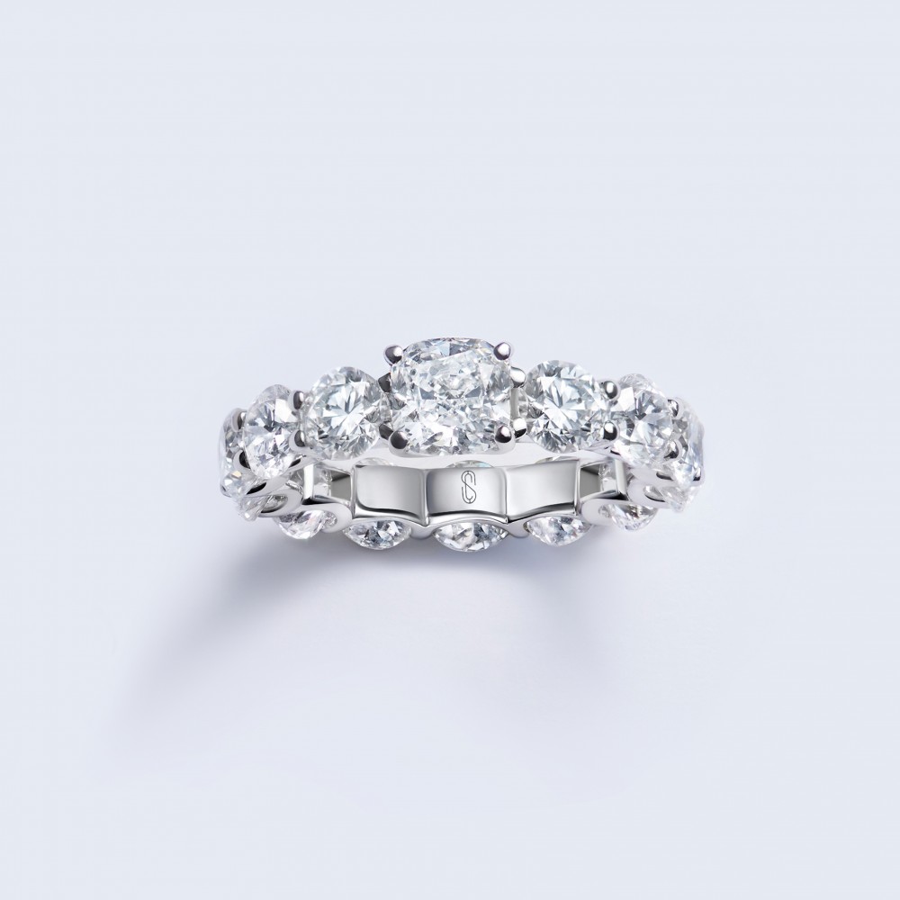 Ring, 18-carat white gold with diamonds