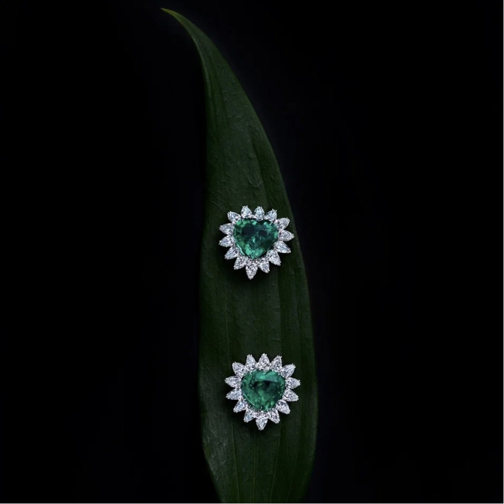 Earrings, 18-carat white gold with diamonds and emeralds