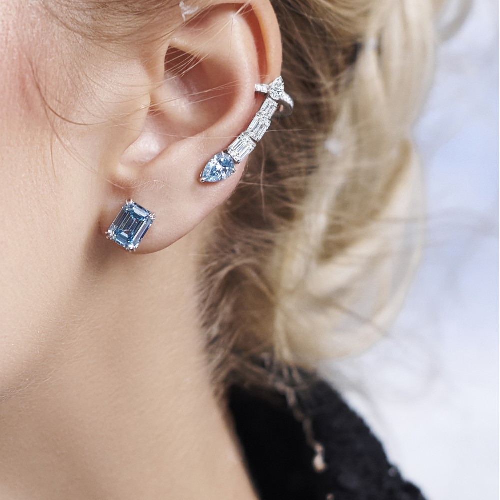 Cuff earring, 18-carat white gold with blue diamonds