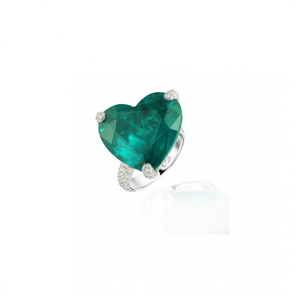 Ring, 18-carat white gold with diamonds and emeralds