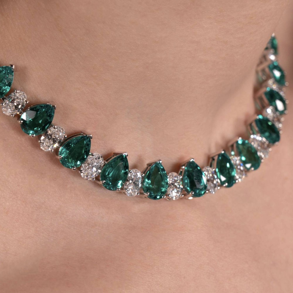 Necklace, 18-carat white gold with diamonds and emeralds