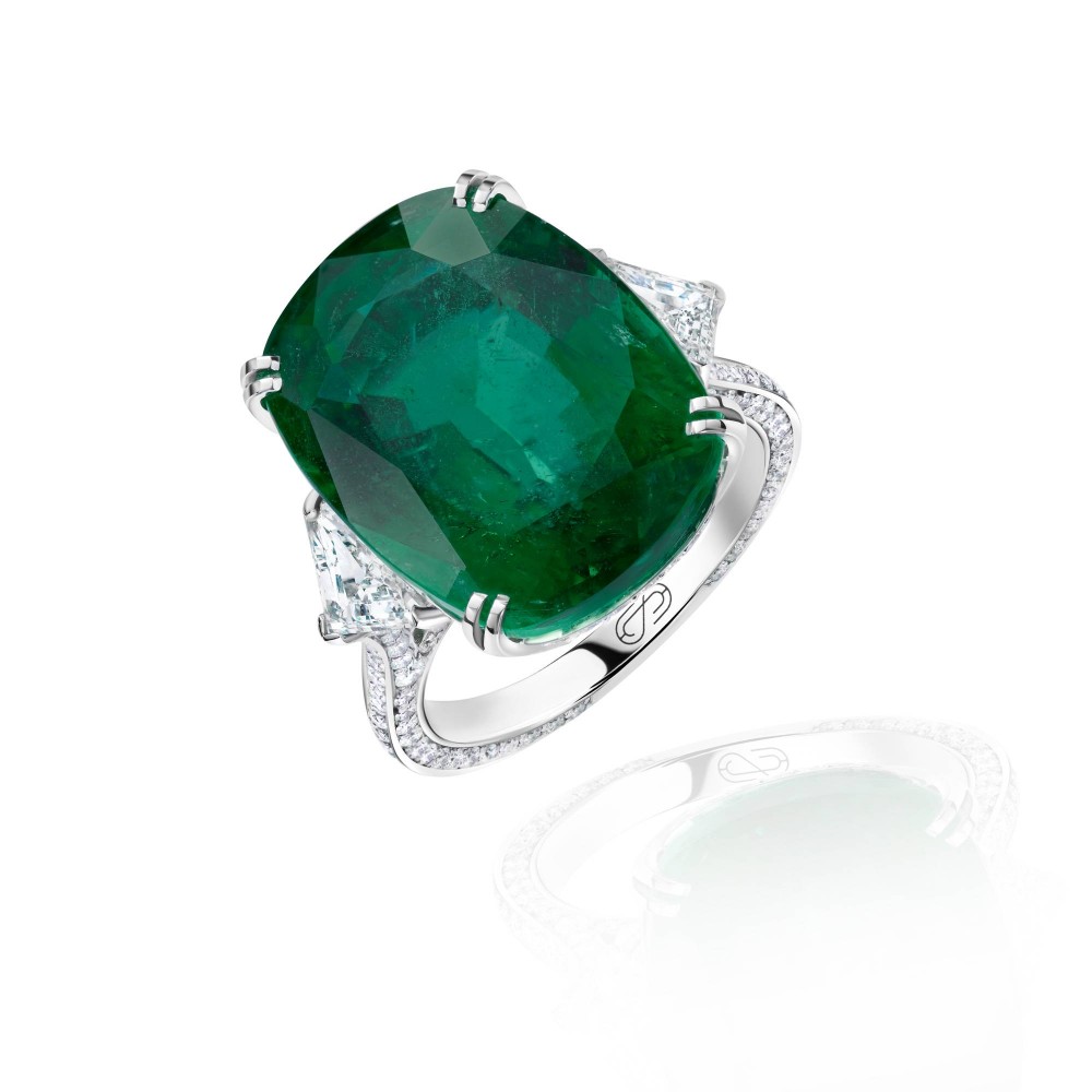 Ring, 18-carat white gold with diamonds and emeralds