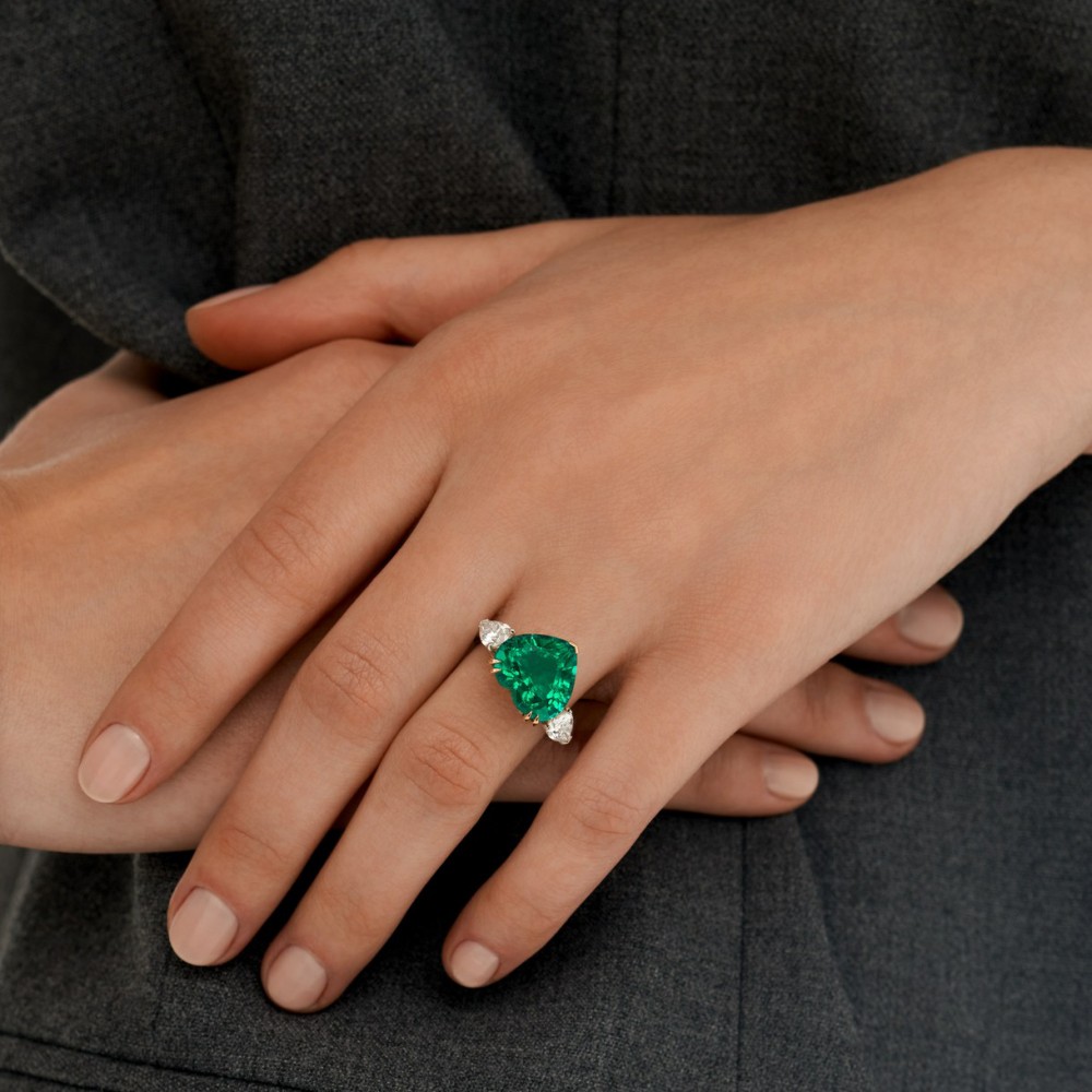 Ring, 18-carat white gold with diamonds and emeralds