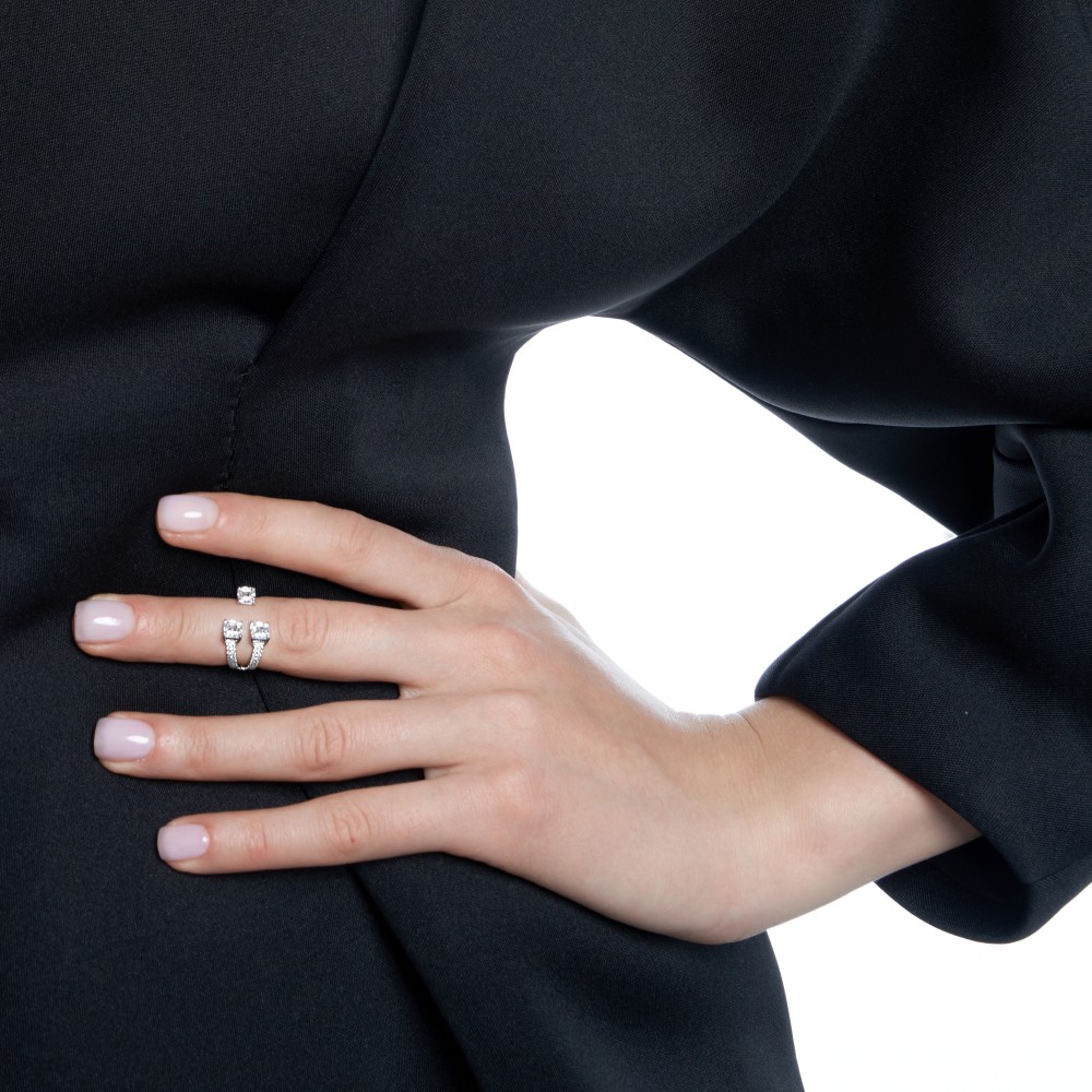 Ring, 18-carat white gold with diamonds