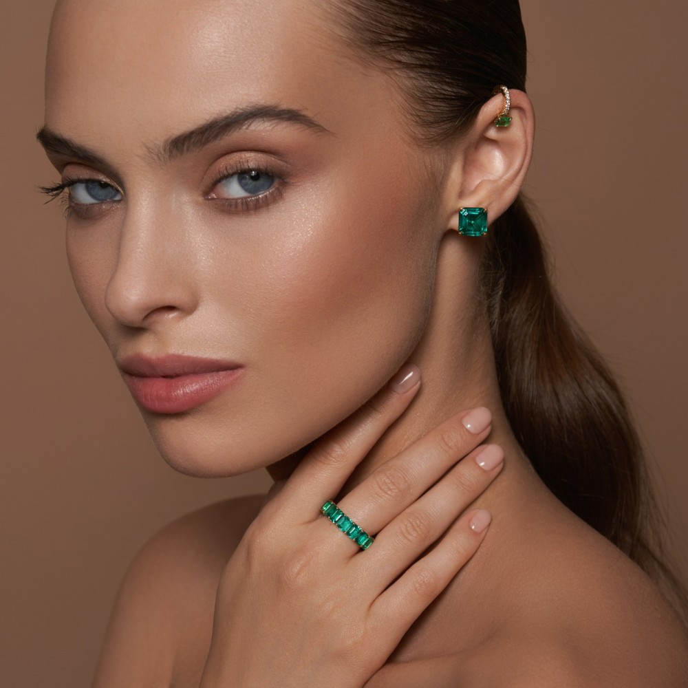 Earrings, 18-carat yellow gold with emeralds