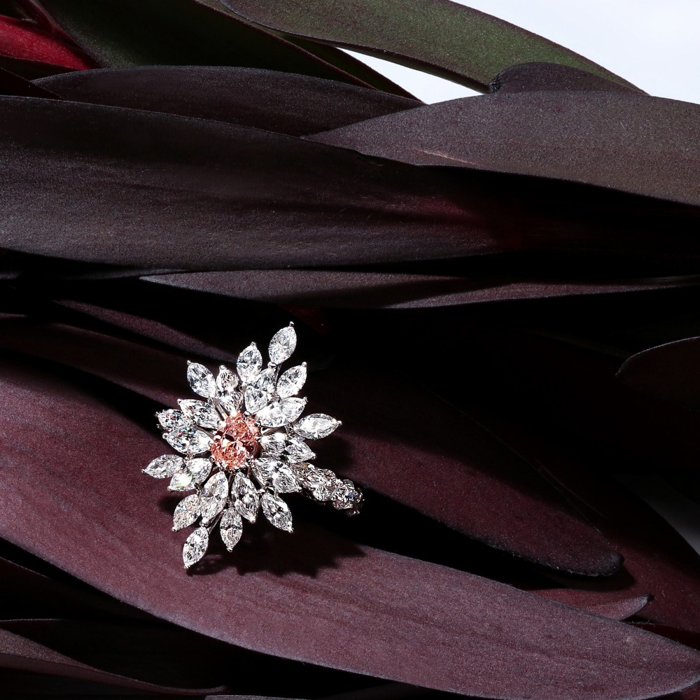 Ring, 18-carat white gold with pink diamonds