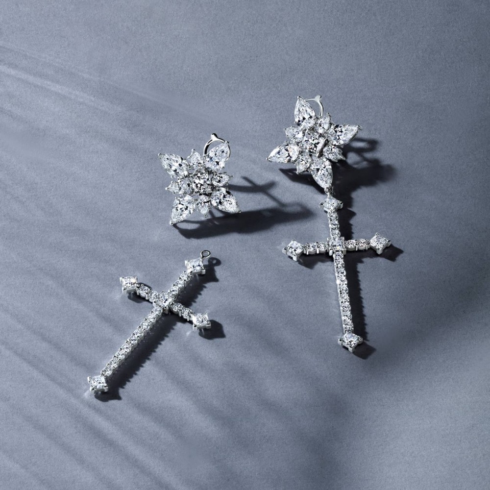 Earrings, 18-carat white gold with diamonds