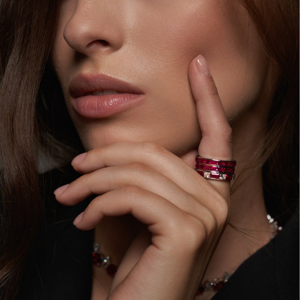 Ring, 18-carat white gold with diamonds and rubies