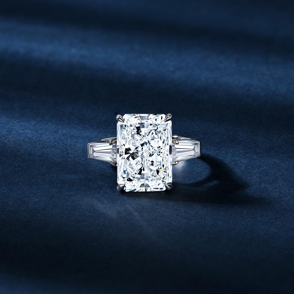 Ring, 18-carat white gold with diamonds