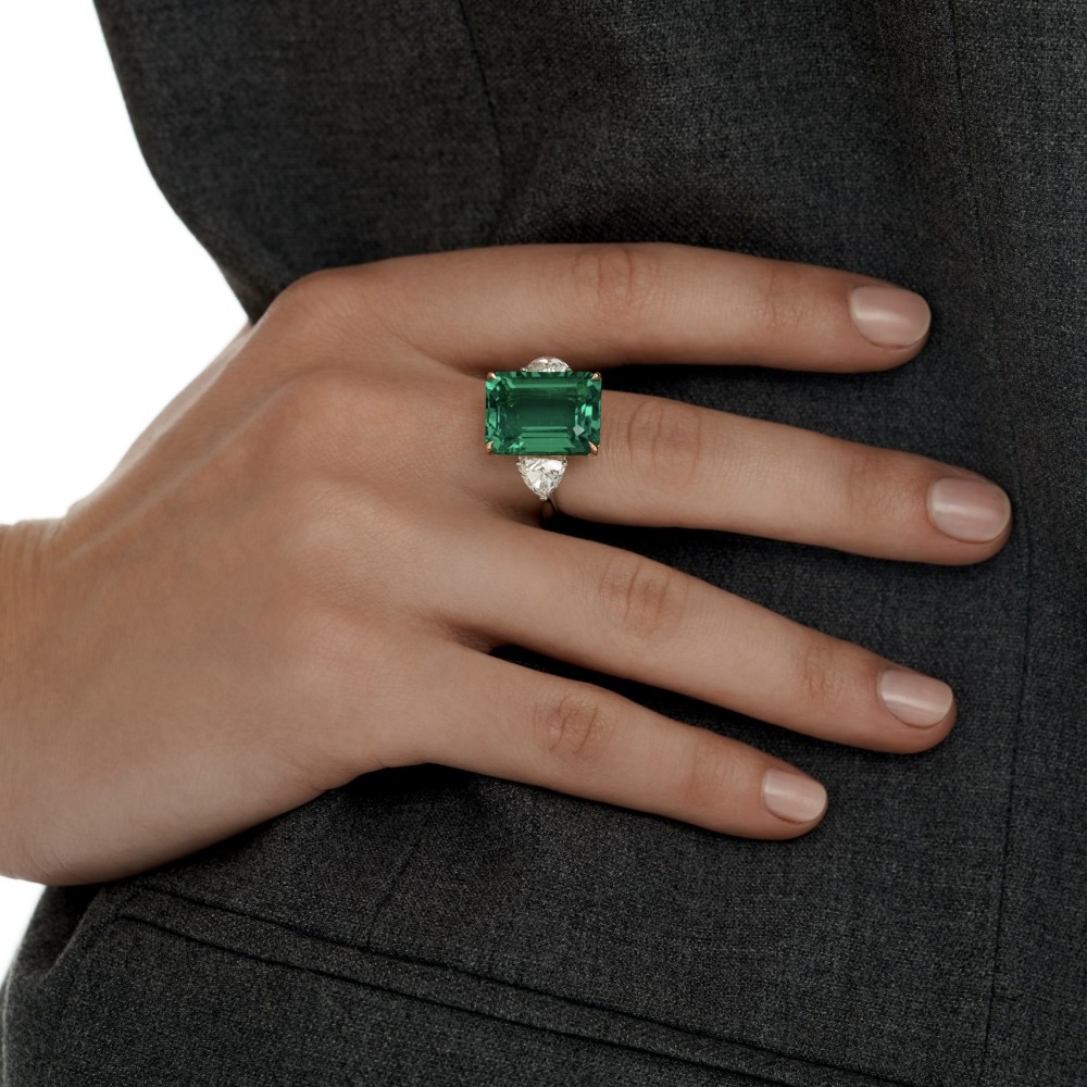 Ring, White gold/18k yellow gold with diamonds and emeralds