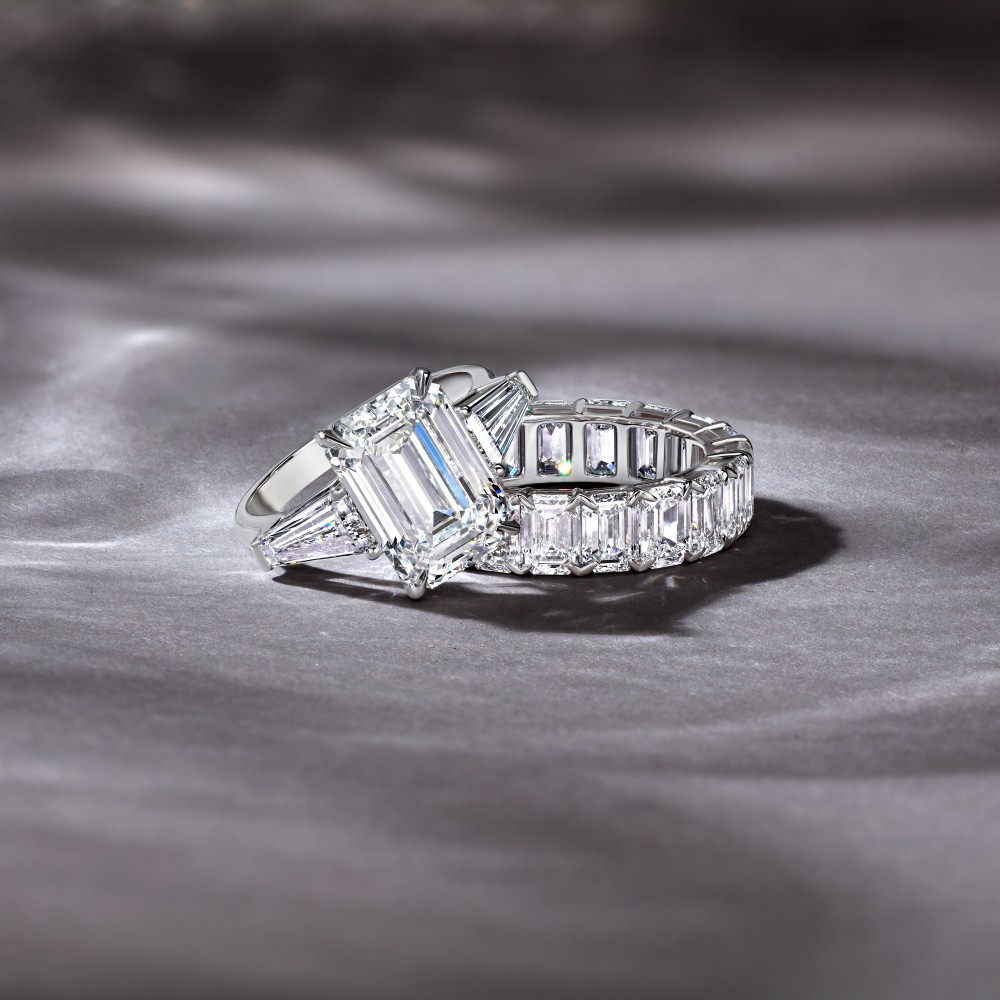 Ring, 18-carat white gold with diamonds