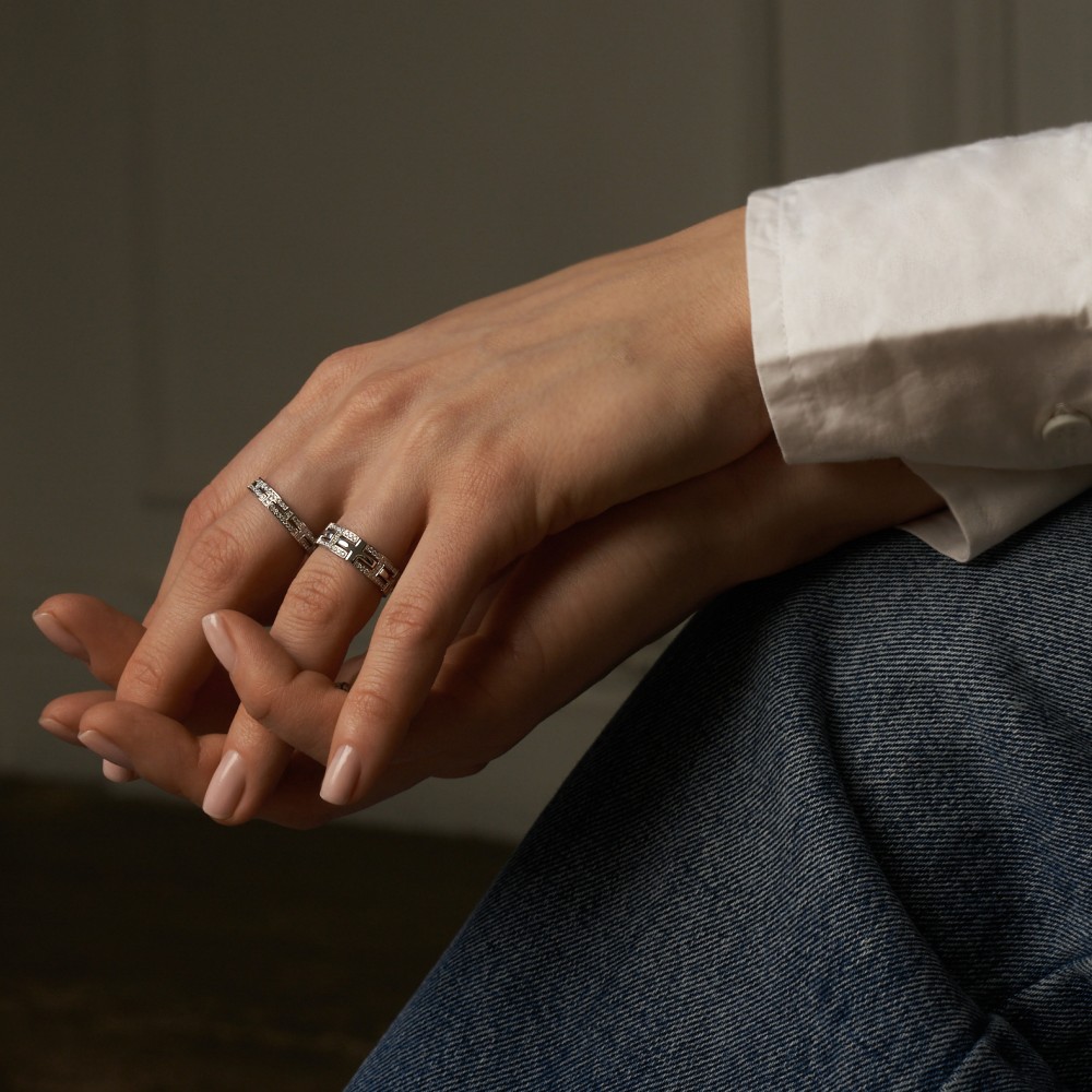Ring, 18-carat white gold with diamonds