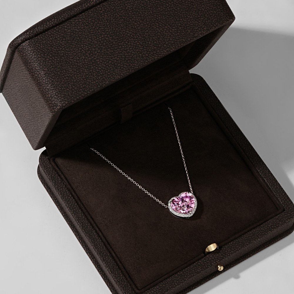 Necklace 18-carat White gold with diamonds and sapphire
