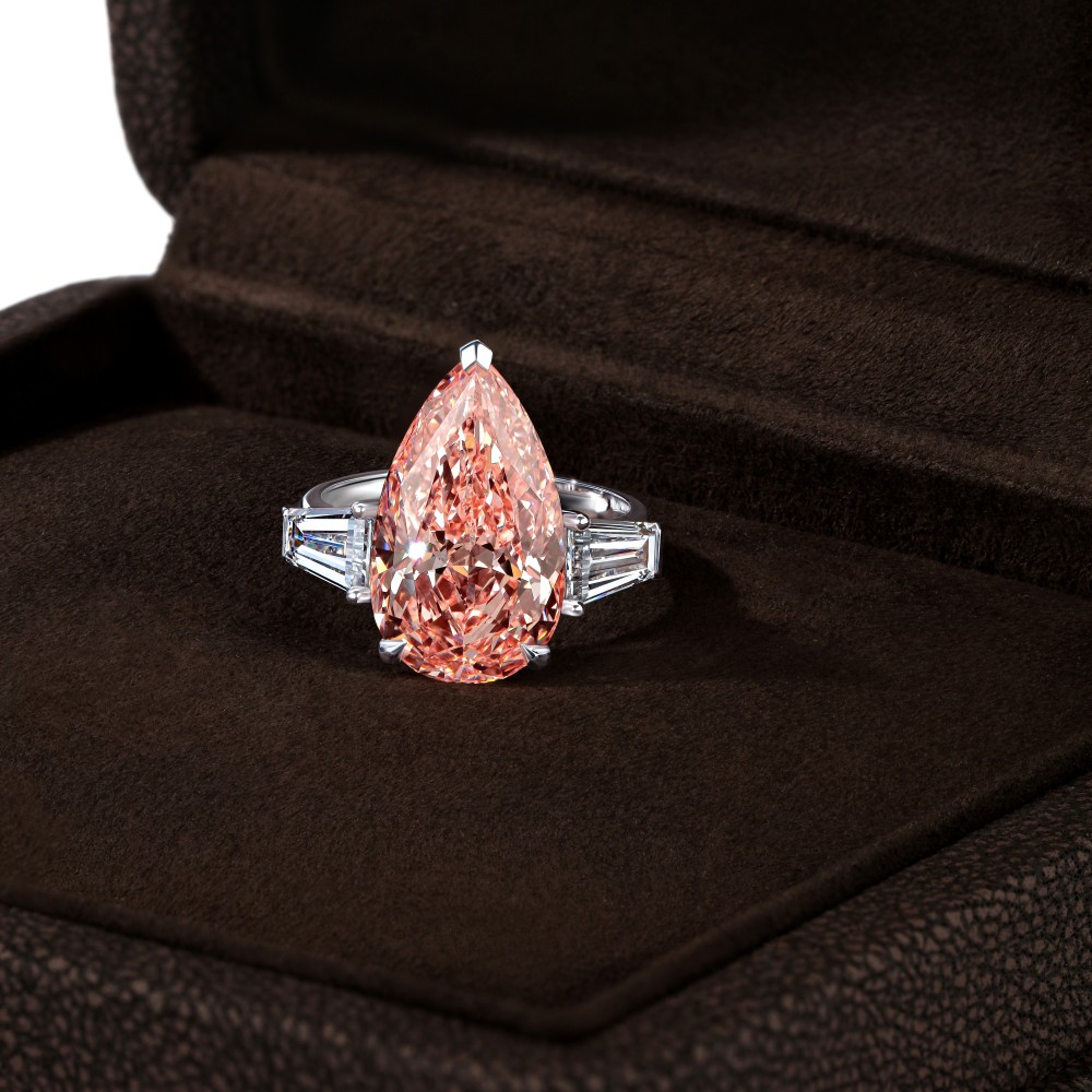 Ring, 18-carat white gold with diamonds