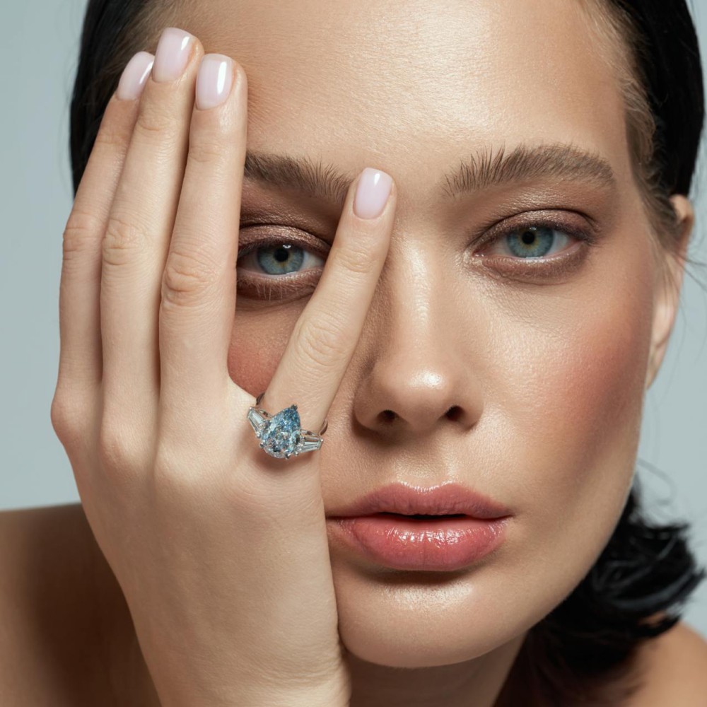 Ring, 18-carat white gold with diamonds