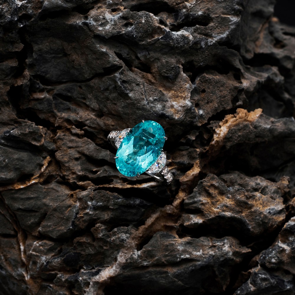 Ring, 18-carat white gold with diamonds and Paraiba tourmaline