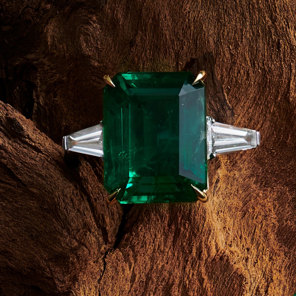 Ring, 18-carat white gold with diamonds and emeralds