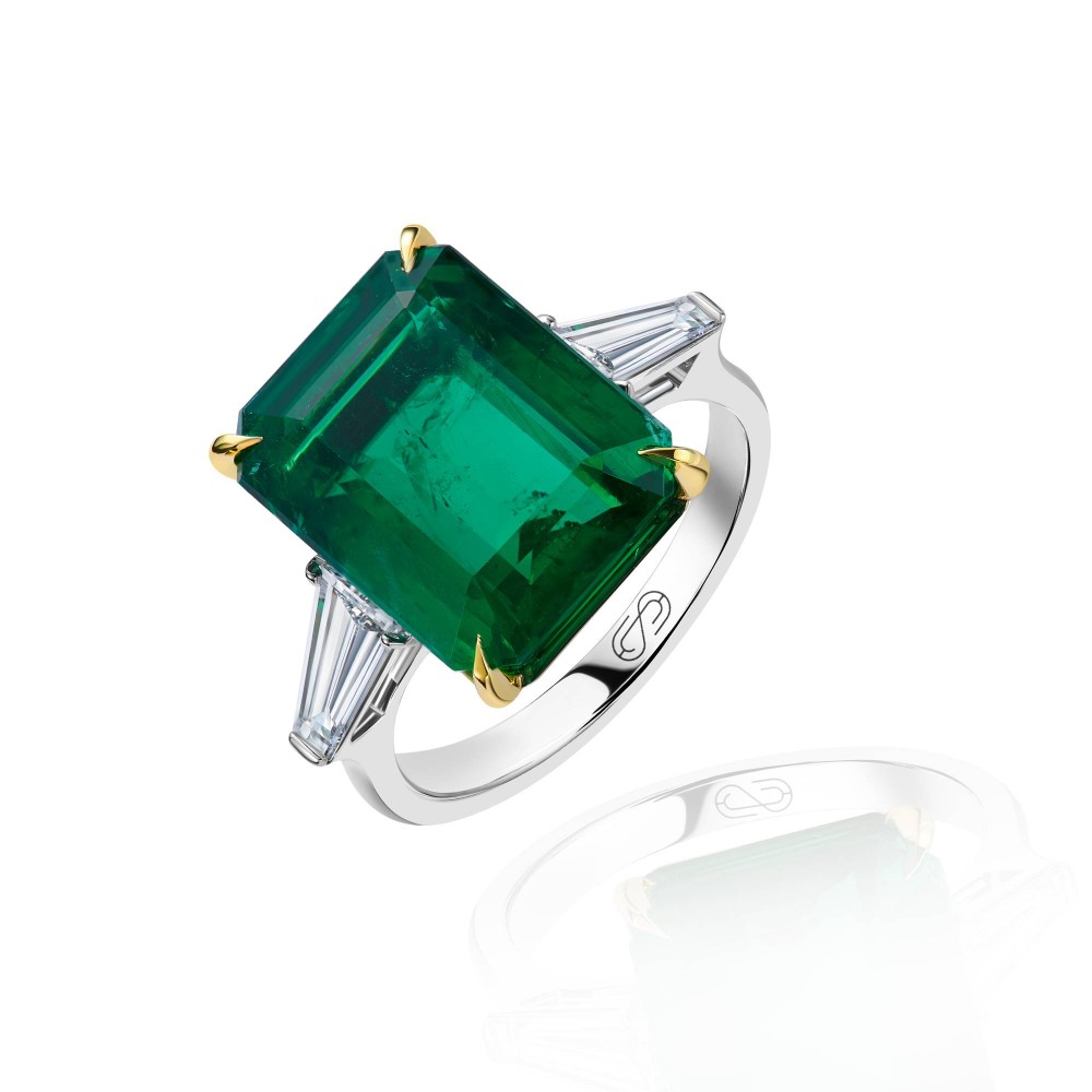 Ring, 18-carat white gold with diamonds and emeralds