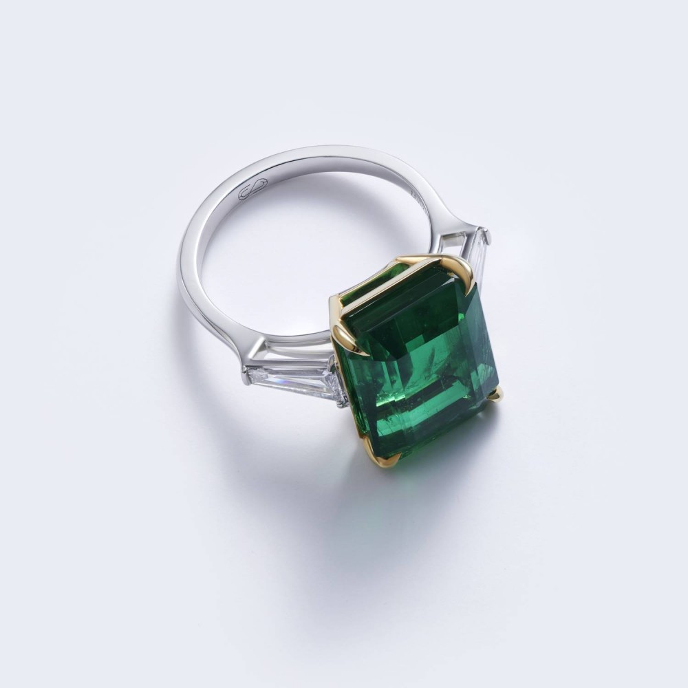 Ring, 18-carat white gold with diamonds and emeralds