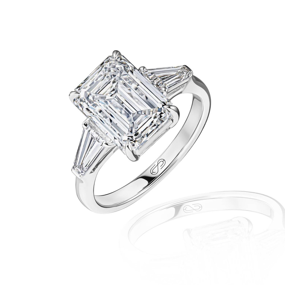 Ring, 18-carat white gold with diamonds