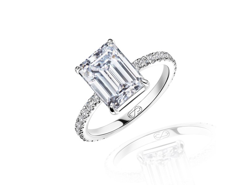 Ring, 18-carat white gold with diamonds