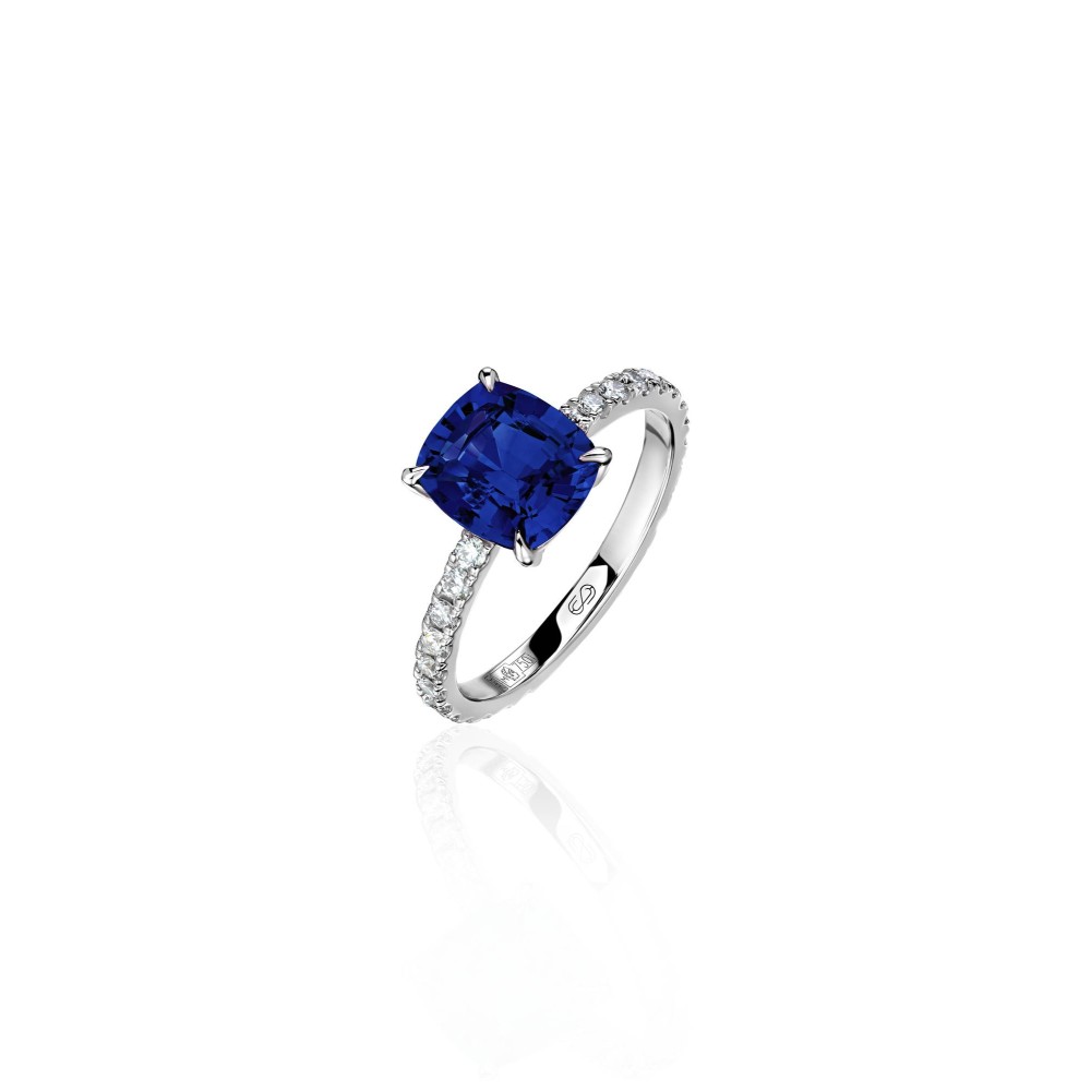 Ring, 18-carat white gold with diamonds and sapphires