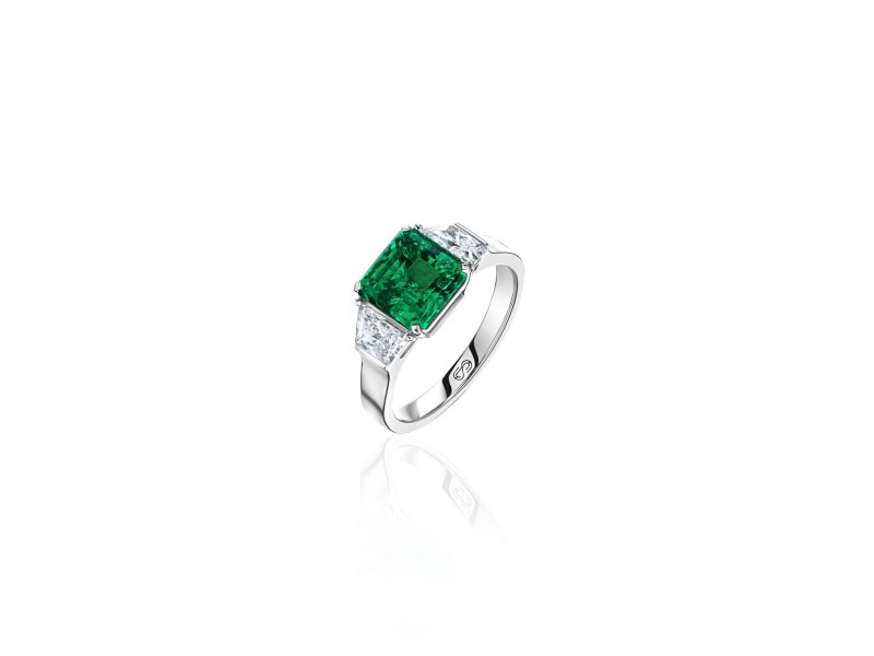 Ring, 18-carat white gold with diamonds and emeralds