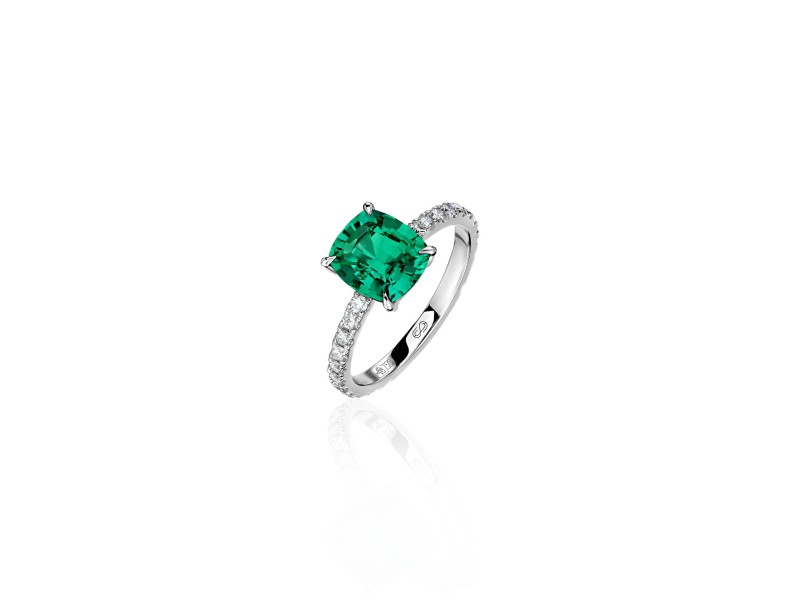 Ring, 18-carat white gold with diamonds and emeralds