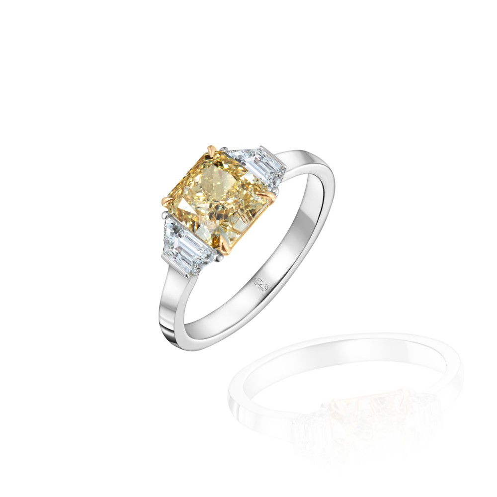 Ring, 18-carat white gold with diamonds and yellow diamonds