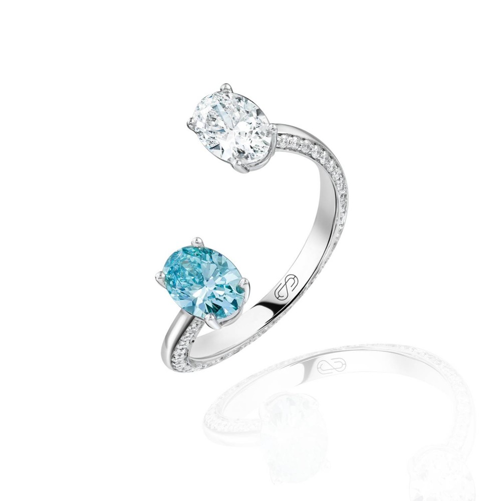 Ring, 18-carat white gold with blue diamonds