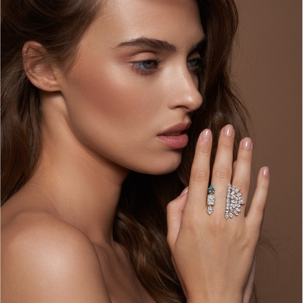 Ring, 18-carat white gold with diamonds