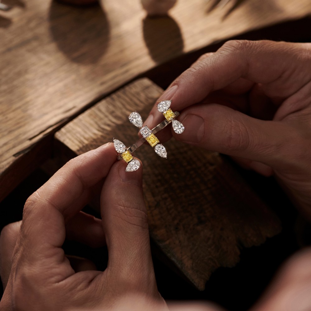 Ring, 18-carat white gold with diamonds and yellow diamonds